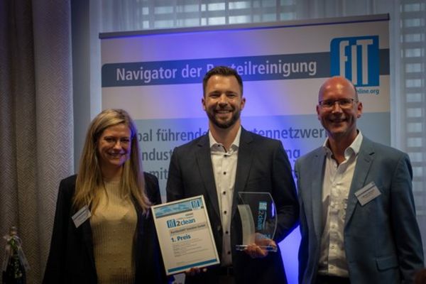 Der stolze Gewinner des FiT2clean Award 2024: Partikel ART Solution 1. Gewinner des FiT2clean Award 2024 PartikelART Solution